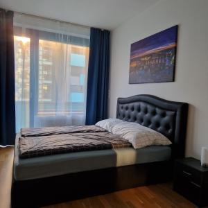 Tempat tidur dalam kamar di Vltava apartments