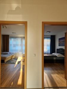 Tempat tidur dalam kamar di Vltava apartments