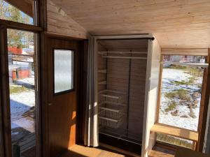ein leeres Haus mit einer Glastür und einem Fenster in der Unterkunft Ingebo Hagar bondgårdsboende in Vimmerby