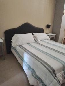 um quarto com uma cama grande e 2 mesas de cabeceira em La casa deMarta em Córdoba