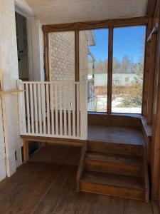 een lege kamer met een veranda met een groot raam bij Ingebo Hagar bondgårdsboende in Vimmerby