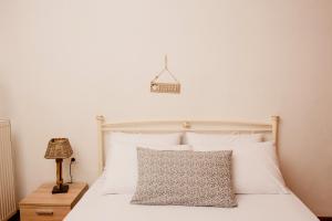 A bed or beds in a room at Yanna's Sea View Holiday House Close to Corfu Town