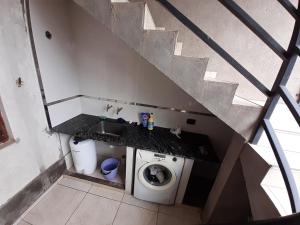 a small bathroom with a washing machine and a sink at Hospedate en nuestro hogar y disfruta unas lindas vacaciones en Termas de Rio Hondo in Termas de Río Hondo