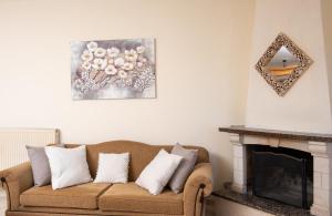 A seating area at Yanna's Sea View Holiday House Close to Corfu Town