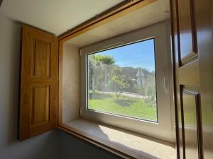 ventana en una habitación con vistas al patio en Casa Botica - Gerês Country House, en Terras de Bouro