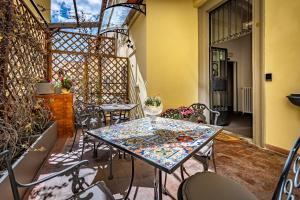 patio ze stołem i krzesłami na patio w obiekcie Maison Pitti Florence we Florencji