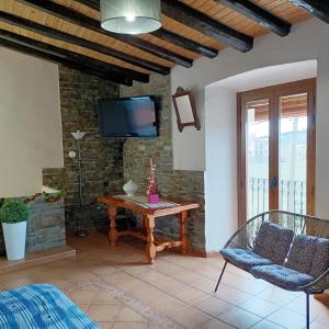 Televízia a/alebo spoločenská miestnosť v ubytovaní Alojamiento Familiar con Chimenea - Alt Empordà