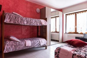 sypialnia z 2 łóżkami piętrowymi i lustrem w obiekcie Locanda Cà Priula w mieście Albaredo per San Marco