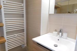 y baño con lavabo blanco y espejo. en T1 Imperial 2 waterfront air conditioning parking, en Vallauris