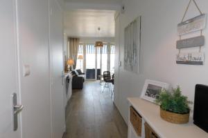 un pasillo que conduce a una sala de estar con paredes blancas en T1 Imperial 2 waterfront air conditioning parking, en Vallauris