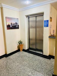 un pasillo vacío con una puerta corredera en un edificio en Apprainha top, en Arraial do Cabo