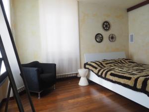 - une chambre avec un lit et une chaise noire dans l'établissement Music Home, à Macerata