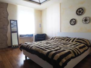 een slaapkamer met een bed, een spiegel en een raam bij Music Home in Macerata
