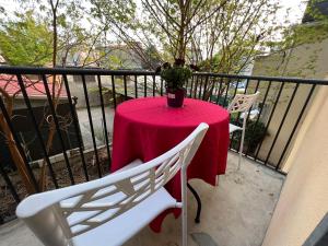 A balcony or terrace at Casa Roma rooms& apartmens