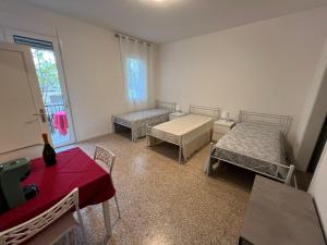 A bed or beds in a room at Casa Roma rooms& apartmens