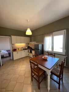 A kitchen or kitchenette at Anatolí Village House