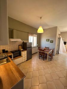 A kitchen or kitchenette at Anatolí Village House