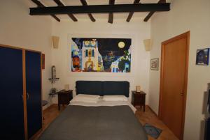 - une chambre avec un lit et une peinture murale dans l'établissement Lipari Studio Old Town, à Lipari