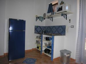 - une cuisine avec un réfrigérateur bleu dans la chambre dans l'établissement Lipari Studio Old Town, à Lipari