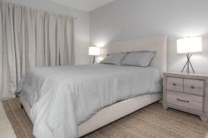 um quarto branco com uma cama grande e 2 candeeiros em Beachy/Rustic home for 6 ppl em Dania Beach