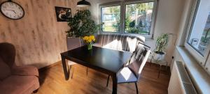 a living room with a table and a couch at Ferienhaus im Grünen/Monteurzimmer in Oranienburg