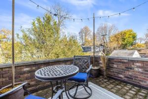 Μπαλκόνι ή βεράντα στο Great Location! Charming 2BR by Downtown Royal Oak