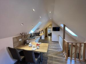 a kitchen and dining room with a table and chairs at MS-Apartments I Ferienhaus Sielterrasse Ditzum in Ditzum