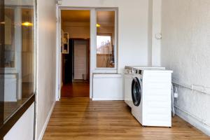 克萊沃的住宿－Zentrales Apartment - 8 Boxspringbetten - Netflix，洗衣房配有洗衣机和烘干机