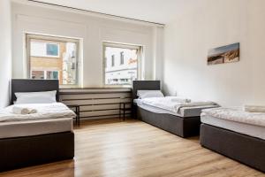 克萊沃的住宿－Zentrales Apartment - 8 Boxspringbetten - Netflix，带2扇窗户的客房内的2张床