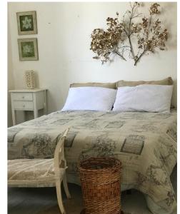 Un dormitorio con una cama con una cesta. en Villa Itaca, en Granelli