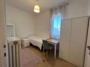 een slaapkamer met een bureau, een bed en een raam bij Casa Roma rooms& apartmens in Padua