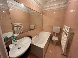 A bathroom at Casa Roma rooms& apartmens Még 16 kép