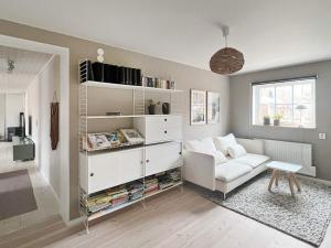 ein Wohnzimmer mit Sofa und Bücherregal in der Unterkunft Holiday home LJUNGBY III in Ljungby