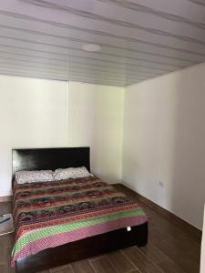 um quarto com uma cama grande num quarto em Finca la vaga em Filandia