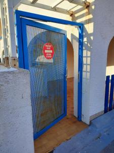 eine blaue Tür mit einem Schild, das nicht eintritt in der Unterkunft Appartement T2 Ensoleillé au Barcarès in Le Barcarès
