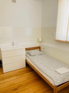 Łóżko lub łóżka w pokoju w obiekcie Pokoje Slawin