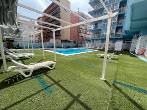 een zwembad aan de zijkant van een gebouw bij Piso de una habitación en Torremolinos in Torremolinos