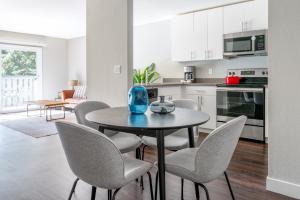 Φωτογραφία από το άλμπουμ του Sunnyvale 1BR w Gym Pool Spa nr Transit SFO-392 σε Σανιβέιλ