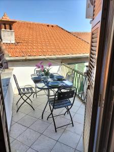 - une table avec des chaises et des fleurs sur le balcon dans l'établissement La casa di Fabi, à Arcola