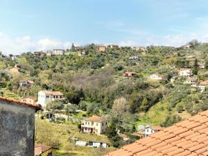 un petit village sur une colline avec des maisons dans l'établissement La casa di Fabi, à Arcola