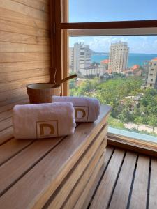ein Fenster mit Handtüchern auf einer Holztheke mit Aussicht in der Unterkunft Dolls Hotel By Eurostars - Adults only in Jounieh