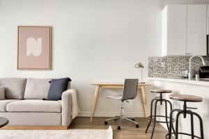 ロサンゼルスにあるStudio City 1BR w Gym Pool WD nr TJ WF LAX-628のソファとテーブルと椅子のあるリビングルーム