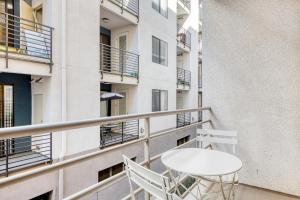 En balkong eller terrass på Studio City 1BR w Gym Pool WD nr TJ WF LAX-628