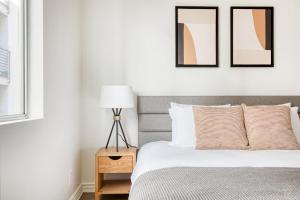 ロサンゼルスにあるStudio City 1BR w Gym Pool WD nr TJ WF LAX-628のベッドルーム1室(壁に2枚の写真が飾られたベッド1台付) +21枚の写真