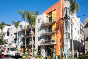 ロサンゼルスにあるStudio City 1BR w Gym Pool WD nr TJ WF LAX-628の前にヤシの木がある建物