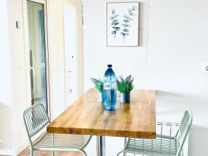 una mesa con una botella azul encima en Apartamento a estrenar en Ribamontán al Mar, en Hoznayo