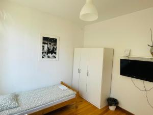 Telewizja i/lub zestaw kina domowego w obiekcie Pokoje Slawin