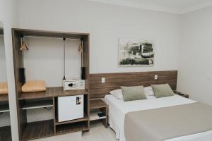 a bedroom with two beds and a mirror at Portal Hotel Mogi Mirim in Mogi Mirim