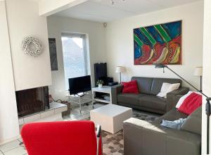 a living room with a couch and a tv at Vakantievilla Markant in Balk