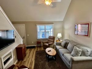 TV a/nebo společenská místnost v ubytování Elmwood Resort Hotel